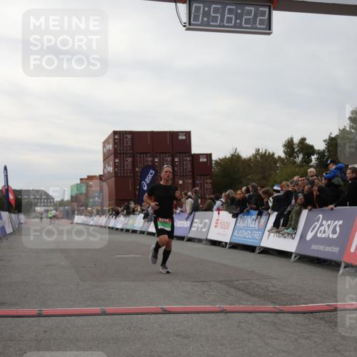 03.10.2025 - Köhlbrandbrückenlauf Yannick Fuchs http://msf.ph/oto/8984647 03.10.2025 15:56:21 Ziel 7046, 7079, 7128, 7170, 8976, 9559 meine-sportfotos.de