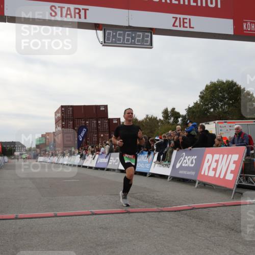 03.10.2025 - Köhlbrandbrückenlauf Yannick Fuchs http://msf.ph/oto/8984649 03.10.2025 15:56:21 Ziel 7046, 7079, 7128, 7170, 8976, 9559 meine-sportfotos.de