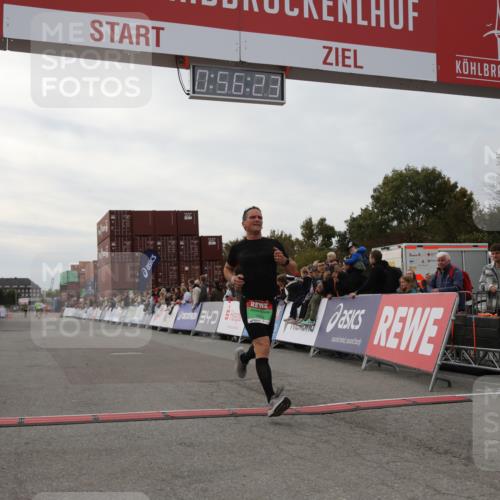 03.10.2025 - Köhlbrandbrückenlauf Yannick Fuchs http://msf.ph/oto/8984651 03.10.2025 15:56:21 Ziel 7046, 7079, 7128, 7170, 8976, 9559 meine-sportfotos.de