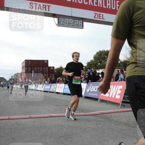 03.10.2025 - Köhlbrandbrückenlauf Yannick Fuchs http://msf.ph/oto/8984660 03.10.2025 16:09:24 Ziel 7345, 7395, 7609, 8541, 8788, 8823, 9151, 9334, 9410, 9470, 9753 meine-sportfotos.de