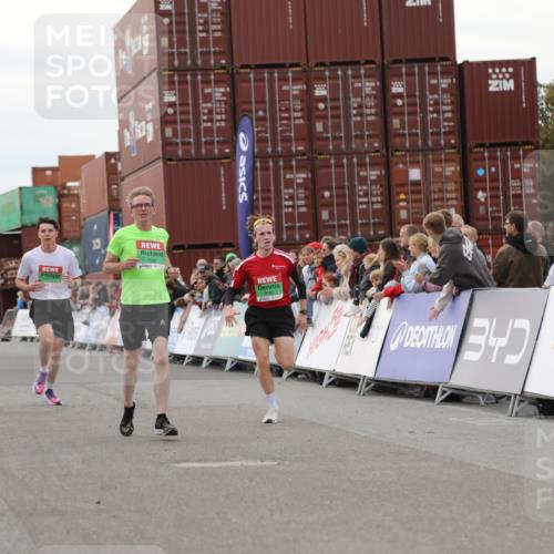 03.10.2025 - Köhlbrandbrückenlauf Yannick Fuchs http://msf.ph/oto/8984674 03.10.2025 15:56:34 Ziel 7092, 7166, 8782, 9182 meine-sportfotos.de
