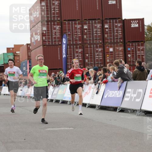 03.10.2025 - Köhlbrandbrückenlauf Yannick Fuchs http://msf.ph/oto/8984676 03.10.2025 15:56:35 Ziel 7092, 7166, 8782, 9182 meine-sportfotos.de