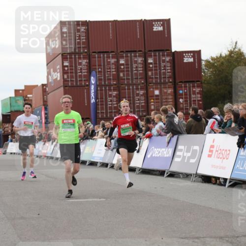 03.10.2025 - Köhlbrandbrückenlauf Yannick Fuchs http://msf.ph/oto/8984677 03.10.2025 15:56:35 Ziel 7092, 7166, 8782, 9182 meine-sportfotos.de