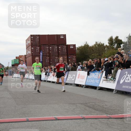03.10.2025 - Köhlbrandbrückenlauf Yannick Fuchs http://msf.ph/oto/8984679 03.10.2025 15:56:35 Ziel 7092, 7166, 8782, 9182 meine-sportfotos.de
