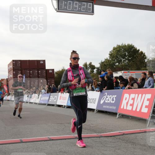 03.10.2025 - Köhlbrandbrückenlauf Yannick Fuchs http://msf.ph/oto/8984684 03.10.2025 16:09:27 Ziel 7345, 7609, 8788, 8823, 8984, 9410, 9419, 9470 meine-sportfotos.de
