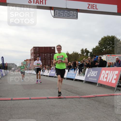 03.10.2025 - Köhlbrandbrückenlauf Yannick Fuchs http://msf.ph/oto/8984699 03.10.2025 15:56:37 Ziel 7092, 7166, 8782, 9182 meine-sportfotos.de