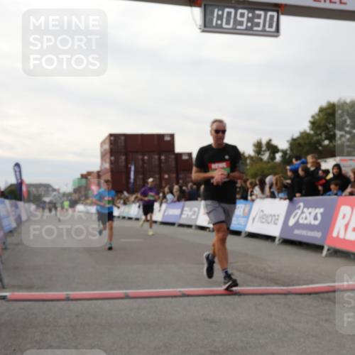 03.10.2025 - Köhlbrandbrückenlauf Yannick Fuchs http://msf.ph/oto/8984702 03.10.2025 16:09:29 Ziel 7345, 7609, 8788, 8984, 9410, 9419 meine-sportfotos.de