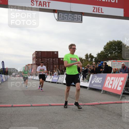 03.10.2025 - Köhlbrandbrückenlauf Yannick Fuchs http://msf.ph/oto/8984703 03.10.2025 15:56:38 Ziel 7092, 7166, 8782, 9182 meine-sportfotos.de