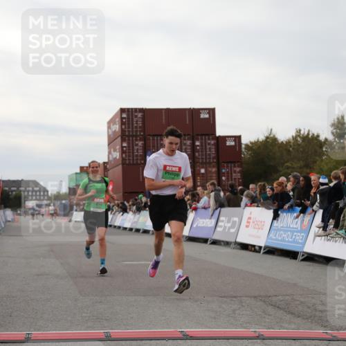 03.10.2025 - Köhlbrandbrückenlauf Yannick Fuchs http://msf.ph/oto/8984705 03.10.2025 15:56:38 Ziel 7092, 7166, 8782, 9182 meine-sportfotos.de