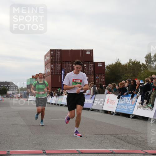 03.10.2025 - Köhlbrandbrückenlauf Yannick Fuchs http://msf.ph/oto/8984706 03.10.2025 15:56:38 Ziel 7092, 7166, 8782, 9182 meine-sportfotos.de