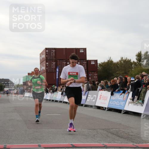 03.10.2025 - Köhlbrandbrückenlauf Yannick Fuchs http://msf.ph/oto/8984708 03.10.2025 15:56:38 Ziel 7092, 7166, 8782, 9182 meine-sportfotos.de