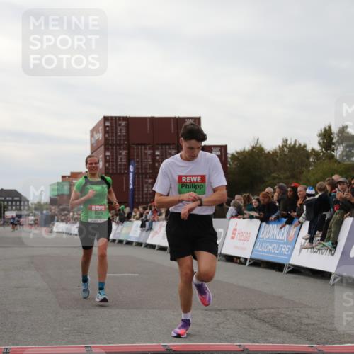 03.10.2025 - Köhlbrandbrückenlauf Yannick Fuchs http://msf.ph/oto/8984711 03.10.2025 15:56:39 Ziel 7092, 7166, 8782, 9182 meine-sportfotos.de