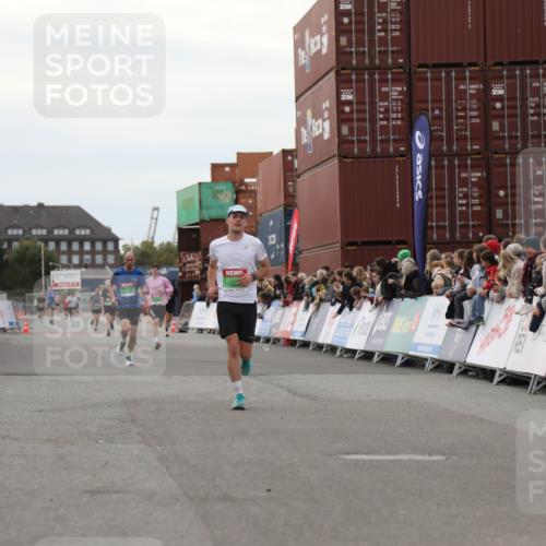03.10.2025 - Köhlbrandbrückenlauf Yannick Fuchs http://msf.ph/oto/8984748 03.10.2025 15:56:49 Ziel 9226, 9664, 9665 meine-sportfotos.de