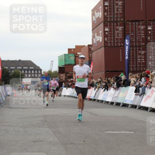 03.10.2025 - Köhlbrandbrückenlauf Yannick Fuchs http://msf.ph/oto/8984752 03.10.2025 15:56:50 Ziel 9226, 9664, 9665 meine-sportfotos.de