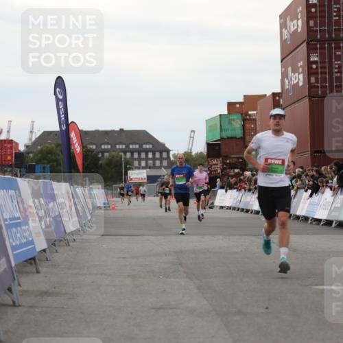 03.10.2025 - Köhlbrandbrückenlauf Yannick Fuchs http://msf.ph/oto/8984758 03.10.2025 15:56:50 Ziel 9226, 9664, 9665 meine-sportfotos.de