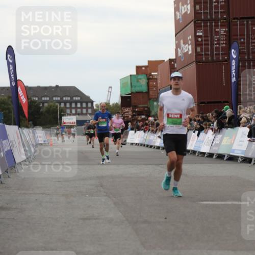 03.10.2025 - Köhlbrandbrückenlauf Yannick Fuchs http://msf.ph/oto/8984762 03.10.2025 15:56:50 Ziel 9226, 9664, 9665 meine-sportfotos.de