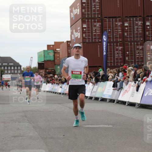 03.10.2025 - Köhlbrandbrückenlauf Yannick Fuchs http://msf.ph/oto/8984766 03.10.2025 15:56:51 Ziel 9226, 9664, 9665 meine-sportfotos.de
