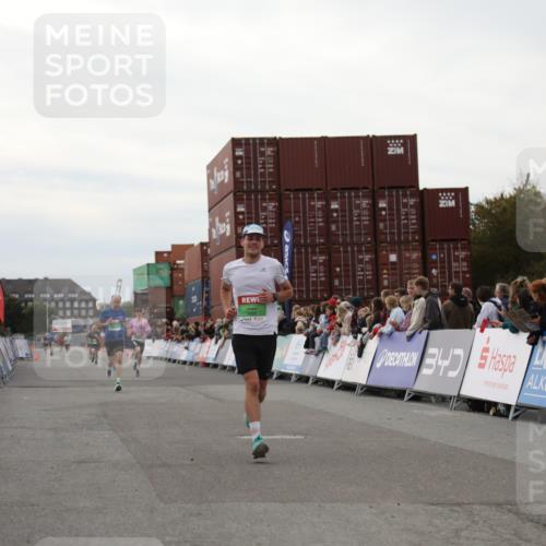 03.10.2025 - Köhlbrandbrückenlauf Yannick Fuchs http://msf.ph/oto/8984771 03.10.2025 15:56:51 Ziel 9226, 9664, 9665 meine-sportfotos.de