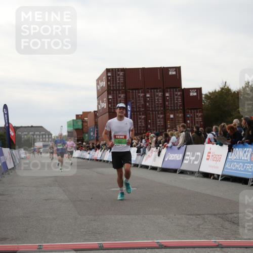 03.10.2025 - Köhlbrandbrückenlauf Yannick Fuchs http://msf.ph/oto/8984776 03.10.2025 15:56:51 Ziel 9226, 9664, 9665 meine-sportfotos.de