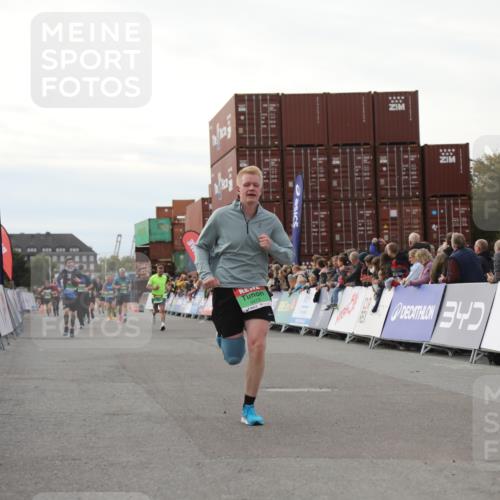 03.10.2025 - Köhlbrandbrückenlauf Yannick Fuchs http://msf.ph/oto/8984780 03.10.2025 16:09:33 Ziel 7609, 8984, 9150, 9301, 9410, 9419 meine-sportfotos.de