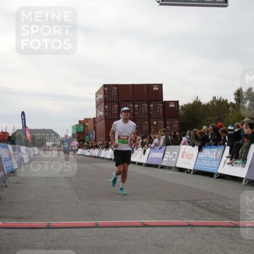 03.10.2025 - Köhlbrandbrückenlauf Yannick Fuchs http://msf.ph/oto/8984781 03.10.2025 15:56:52 Ziel 7882, 9226, 9664, 9665 meine-sportfotos.de
