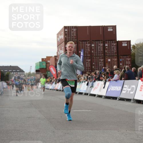03.10.2025 - Köhlbrandbrückenlauf Yannick Fuchs http://msf.ph/oto/8984785 03.10.2025 16:09:33 Ziel 7609, 8984, 9150, 9301, 9410, 9419 meine-sportfotos.de