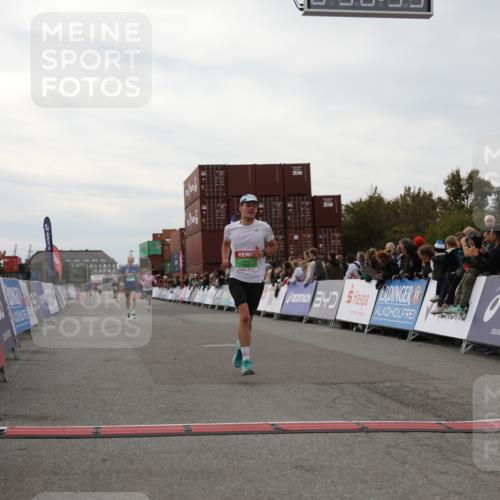 03.10.2025 - Köhlbrandbrückenlauf Yannick Fuchs http://msf.ph/oto/8984786 03.10.2025 15:56:52 Ziel 7882, 9226, 9664, 9665 meine-sportfotos.de