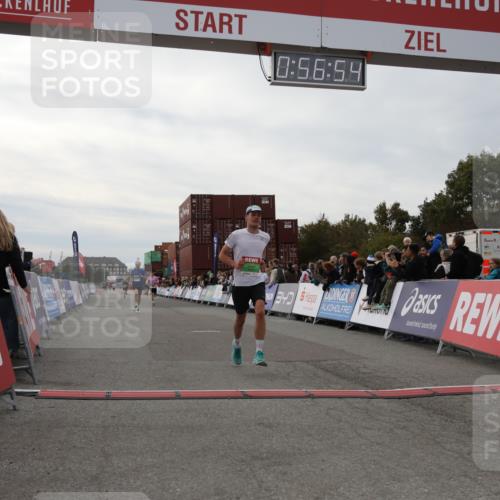 03.10.2025 - Köhlbrandbrückenlauf Yannick Fuchs http://msf.ph/oto/8984790 03.10.2025 15:56:52 Ziel 7882, 9226, 9664, 9665 meine-sportfotos.de