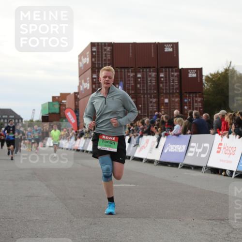 03.10.2025 - Köhlbrandbrückenlauf Yannick Fuchs http://msf.ph/oto/8984793 03.10.2025 16:09:34 Ziel 7609, 8984, 9150, 9301, 9410, 9419 meine-sportfotos.de