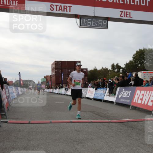 03.10.2025 - Köhlbrandbrückenlauf Yannick Fuchs http://msf.ph/oto/8984795 03.10.2025 15:56:52 Ziel 7882, 9226, 9664, 9665 meine-sportfotos.de