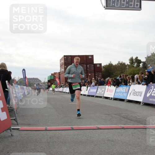 03.10.2025 - Köhlbrandbrückenlauf Yannick Fuchs http://msf.ph/oto/8984797 03.10.2025 16:09:34 Ziel 7609, 8984, 9150, 9301, 9410, 9419 meine-sportfotos.de