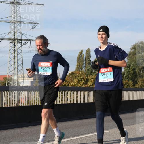 03.10.2025 - Köhlbrandbrückenlauf Luisa Fischer http://msf.ph/oto/8984798 03.10.2025 11:14:30 Position 3 2595, 2596 meine-sportfotos.de