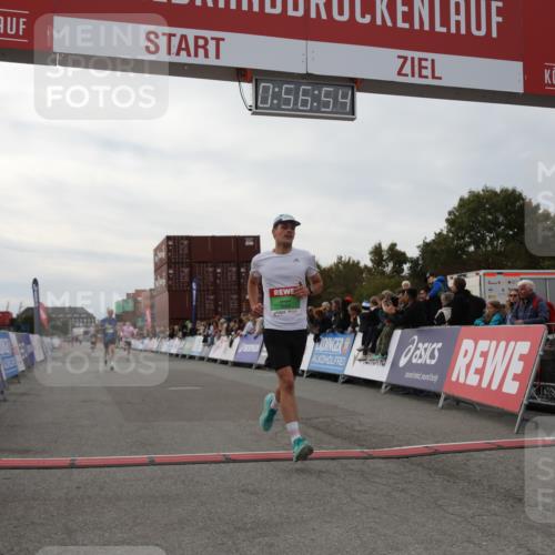 03.10.2025 - Köhlbrandbrückenlauf Yannick Fuchs http://msf.ph/oto/8984799 03.10.2025 15:56:52 Ziel 7882, 9226, 9664, 9665 meine-sportfotos.de