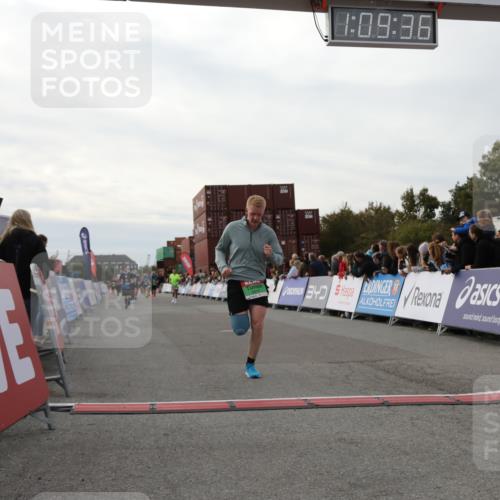 03.10.2025 - Köhlbrandbrückenlauf Yannick Fuchs http://msf.ph/oto/8984801 03.10.2025 16:09:34 Ziel 7609, 8984, 9150, 9301, 9410, 9419 meine-sportfotos.de