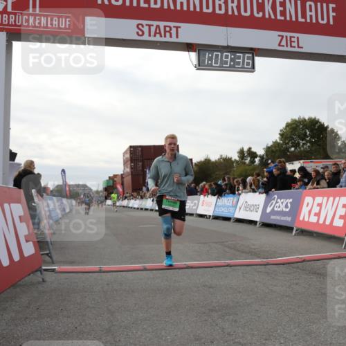 03.10.2025 - Köhlbrandbrückenlauf Yannick Fuchs http://msf.ph/oto/8984808 03.10.2025 16:09:35 Ziel 8984, 9024, 9150, 9301, 9410, 9419 meine-sportfotos.de
