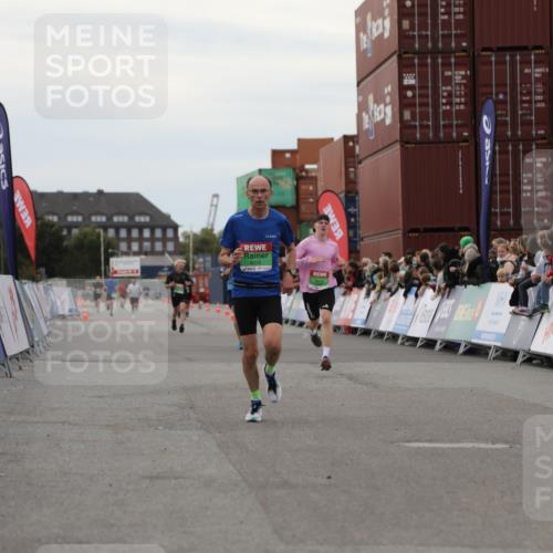 03.10.2025 - Köhlbrandbrückenlauf Yannick Fuchs http://msf.ph/oto/8984810 03.10.2025 15:56:54 Ziel 7882, 9226, 9664, 9665 meine-sportfotos.de