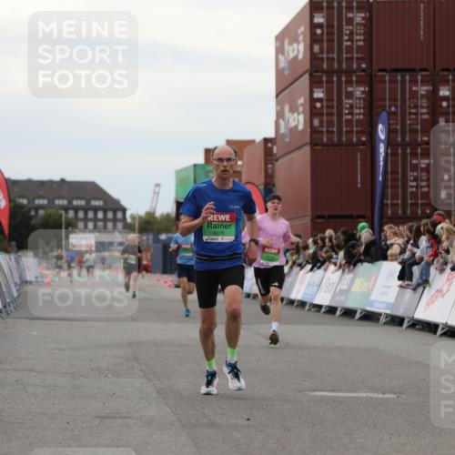 03.10.2025 - Köhlbrandbrückenlauf Yannick Fuchs http://msf.ph/oto/8984817 03.10.2025 15:56:54 Ziel 7882, 9226, 9664, 9665 meine-sportfotos.de