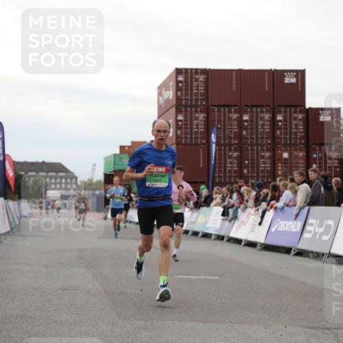 03.10.2025 - Köhlbrandbrückenlauf Yannick Fuchs http://msf.ph/oto/8984828 03.10.2025 15:56:55 Ziel 7882, 9226, 9664, 9665 meine-sportfotos.de