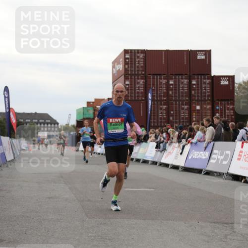 03.10.2025 - Köhlbrandbrückenlauf Yannick Fuchs http://msf.ph/oto/8984833 03.10.2025 15:56:55 Ziel 7882, 9226, 9664, 9665 meine-sportfotos.de