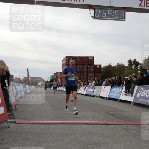 03.10.2025 - Köhlbrandbrückenlauf Yannick Fuchs http://msf.ph/oto/8984841 03.10.2025 15:56:56 Ziel 7882, 9226, 9664, 9665 meine-sportfotos.de