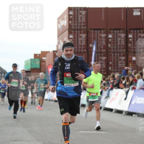 03.10.2025 - Köhlbrandbrückenlauf Yannick Fuchs http://msf.ph/oto/8984844 03.10.2025 16:09:39 Ziel 8814, 8826, 8834, 9024, 9150, 9301, 9567, 9748 meine-sportfotos.de