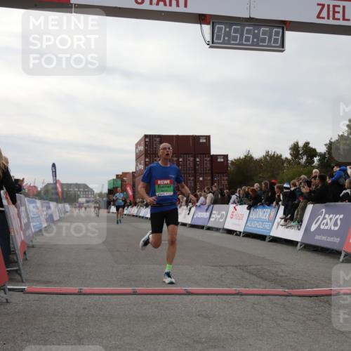 03.10.2025 - Köhlbrandbrückenlauf Yannick Fuchs http://msf.ph/oto/8984845 03.10.2025 15:56:56 Ziel 7882, 9226, 9664, 9665 meine-sportfotos.de