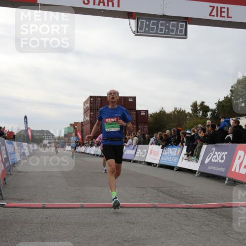 03.10.2025 - Köhlbrandbrückenlauf Yannick Fuchs http://msf.ph/oto/8984853 03.10.2025 15:56:56 Ziel 7882, 9226, 9664, 9665 meine-sportfotos.de