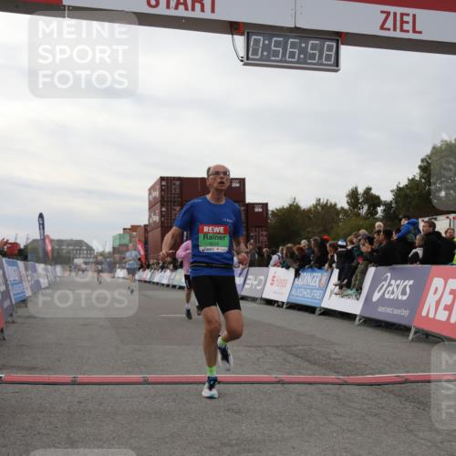 03.10.2025 - Köhlbrandbrückenlauf Yannick Fuchs http://msf.ph/oto/8984856 03.10.2025 15:56:56 Ziel 7882, 9226, 9664, 9665 meine-sportfotos.de
