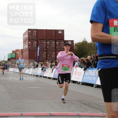 03.10.2025 - Köhlbrandbrückenlauf Yannick Fuchs http://msf.ph/oto/8984872 03.10.2025 15:56:57 Ziel 7882, 9226, 9665, 9751 meine-sportfotos.de