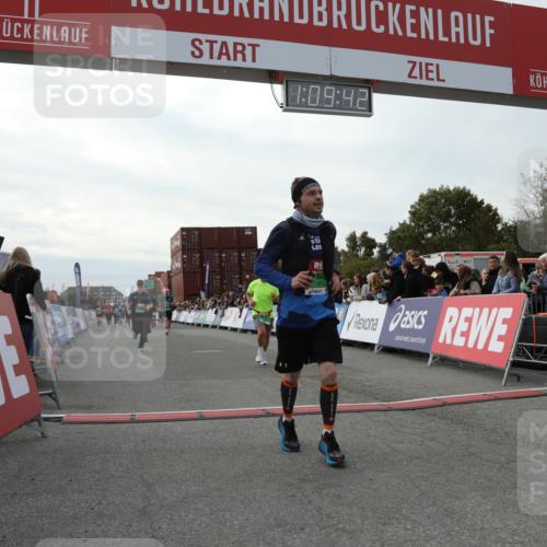 03.10.2025 - Köhlbrandbrückenlauf Yannick Fuchs http://msf.ph/oto/8984874 03.10.2025 16:09:41 Ziel 7305, 7306, 7452, 7498, 7583, 8814, 8826, 8834, 9024, 9097, 9150, 9301, 9567, 9671, 9748 meine-sportfotos.de