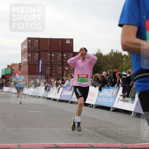 03.10.2025 - Köhlbrandbrückenlauf Yannick Fuchs http://msf.ph/oto/8984876 03.10.2025 15:56:57 Ziel 7882, 9226, 9665, 9751 meine-sportfotos.de