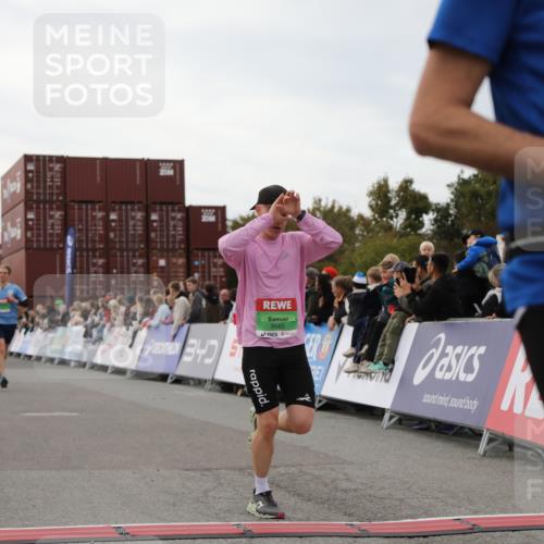 03.10.2025 - Köhlbrandbrückenlauf Yannick Fuchs http://msf.ph/oto/8984879 03.10.2025 15:56:58 Ziel 7041, 7882, 9226, 9665, 9751 meine-sportfotos.de