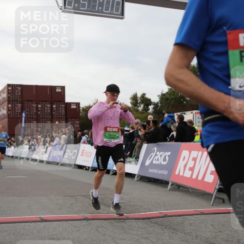 03.10.2025 - Köhlbrandbrückenlauf Yannick Fuchs http://msf.ph/oto/8984883 03.10.2025 15:56:58 Ziel 7041, 7882, 9226, 9665, 9751 meine-sportfotos.de