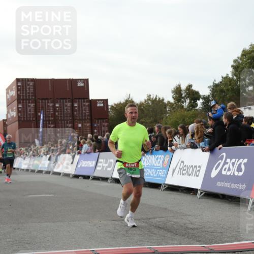 03.10.2025 - Köhlbrandbrückenlauf Yannick Fuchs http://msf.ph/oto/8984884 03.10.2025 16:09:41 Ziel 7305, 7306, 7452, 7498, 7583, 8814, 8826, 8834, 9024, 9097, 9150, 9301, 9567, 9671, 9748 meine-sportfotos.de